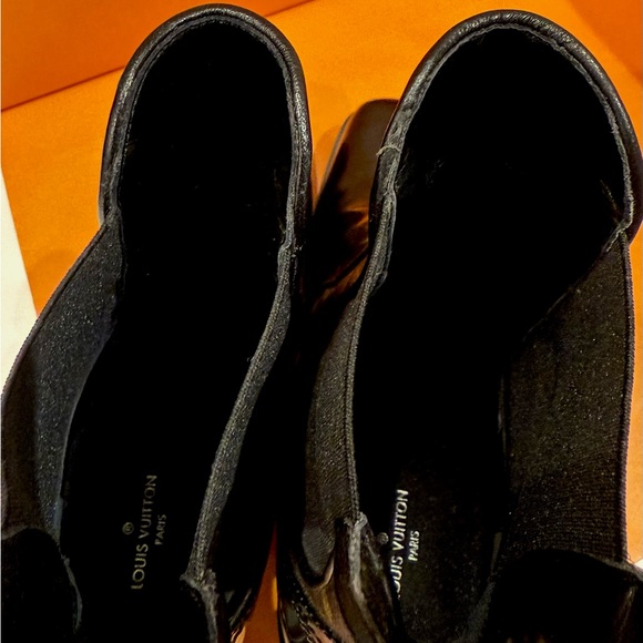Louis Vuitton Star Trail Ankle Boot
New cond. dust bag & box
Runs small 8-8.5 - Picture 3 of 10